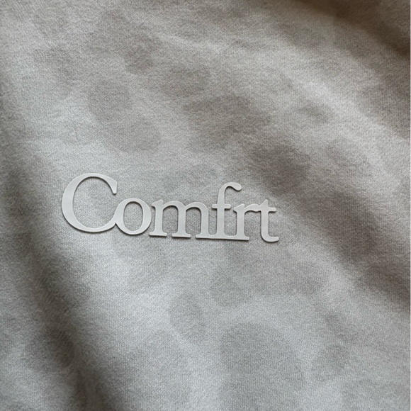 Comfrt Minimalist Snow Leopard Hoodie - Picture 2 of 6
